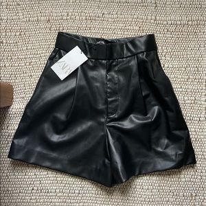 ▪️ZARA FAUX LEATHER SHORTS ▪️